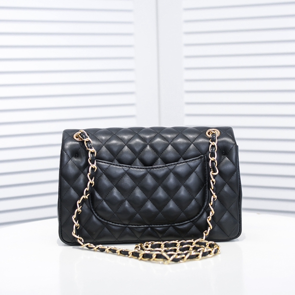 シャネルバッグ背面デザイン